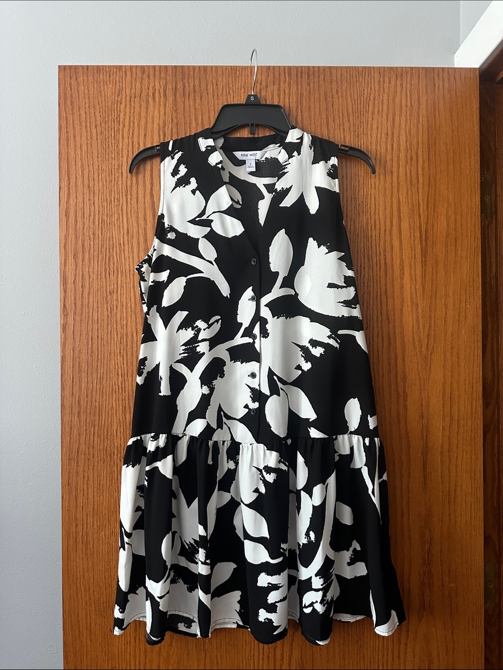 Nine West Black and White Floral Sleeveless Tiered Dress